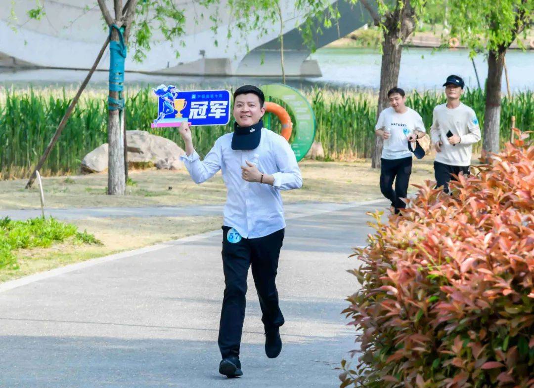 关于乘胜追击，球队士气高昂向前冲刺的信息